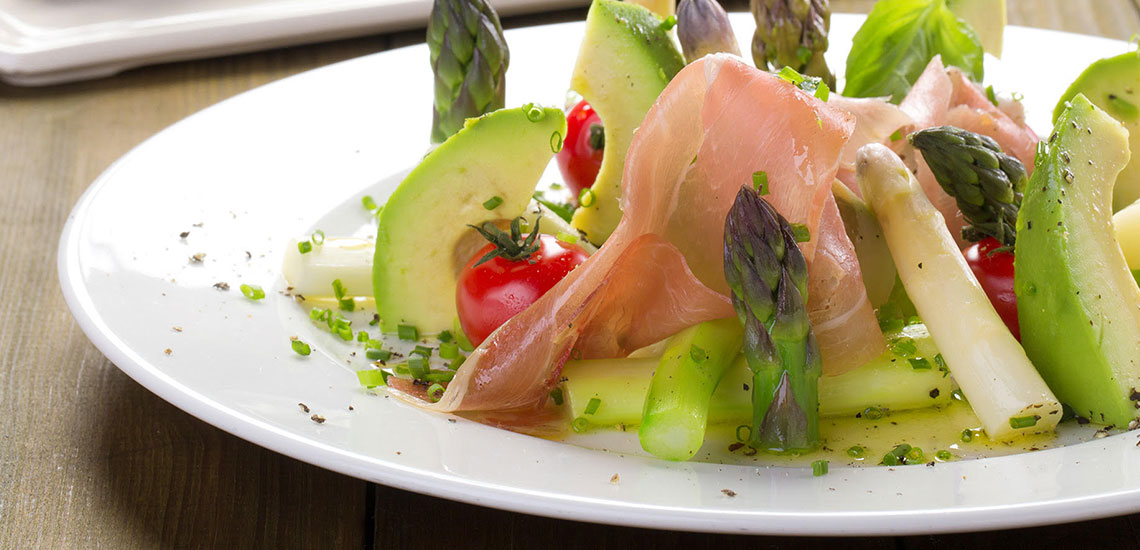 Insalata di asparagi, prosciutto crudo, avocado e pomodorini