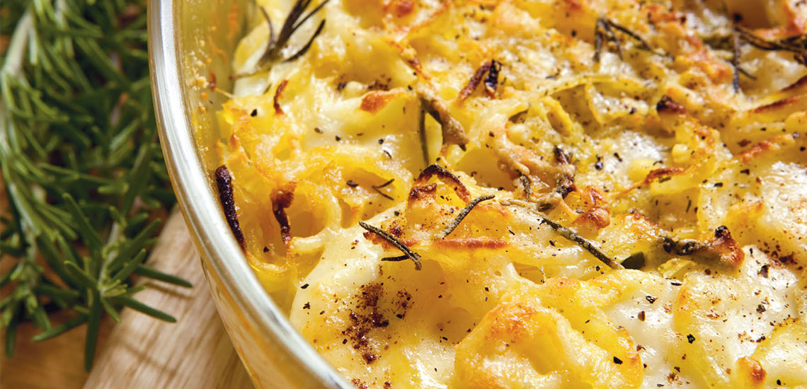 Cipolle dorate e patate al gratin con rosmarino