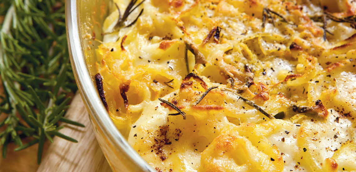 Goldene Zwiebel- und Kartoffelgratin mit Rosmarin