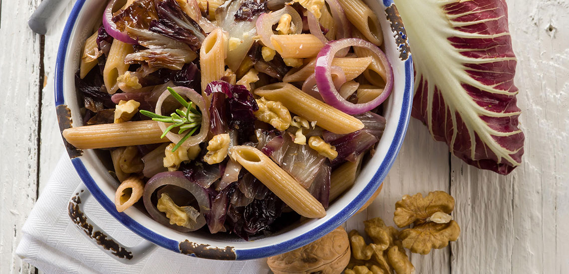 Pasta with radicchio, red onion and walnuts